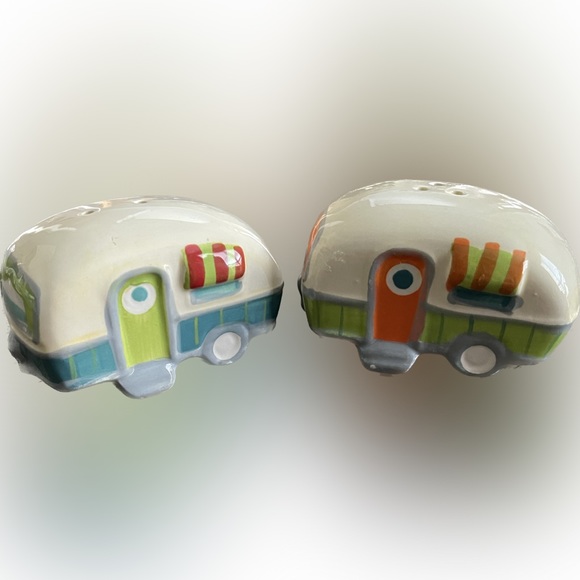 Beachcombers Campers Salt and Pepper Set Cream - Picture 2 of 5